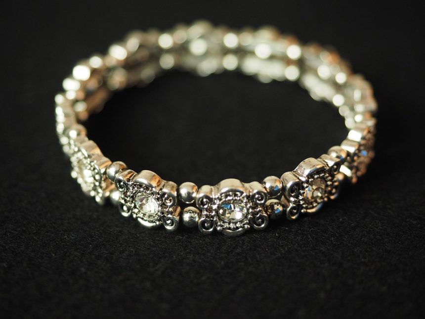 Golden Glamour: How to Style a Women’s Gold Bracelet for Any Occasion