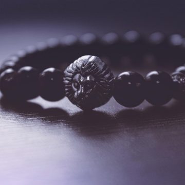 The Beauty of Restraint: How Simple Bracelets can Add Sophistication to Any Outfit