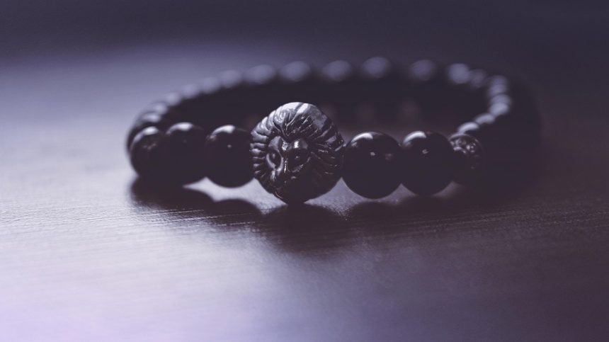 The Beauty of Restraint: How Simple Bracelets can Add Sophistication to Any Outfit