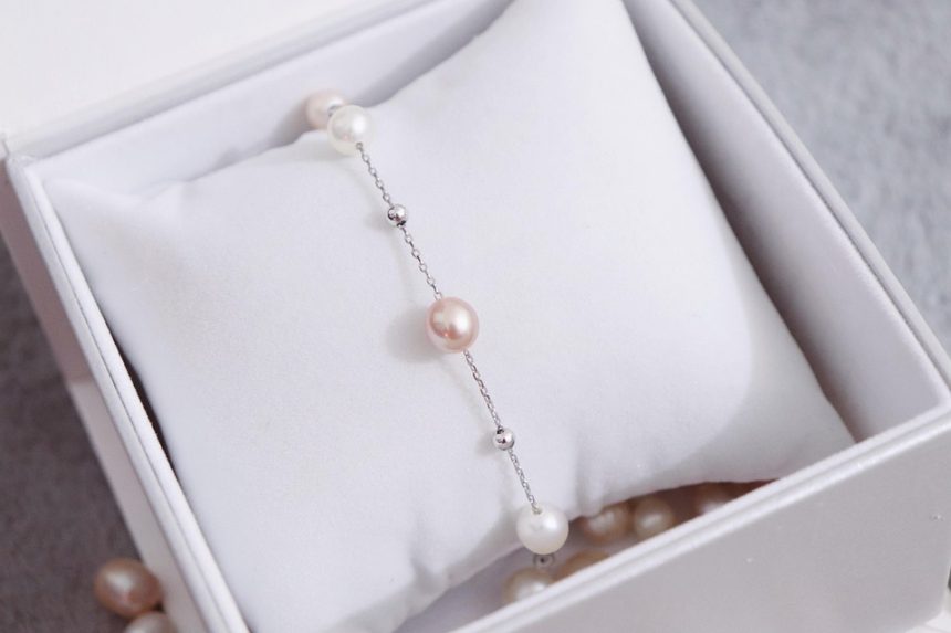 Shine On: The Latest Metallic and Iridescent Bracelet Trends